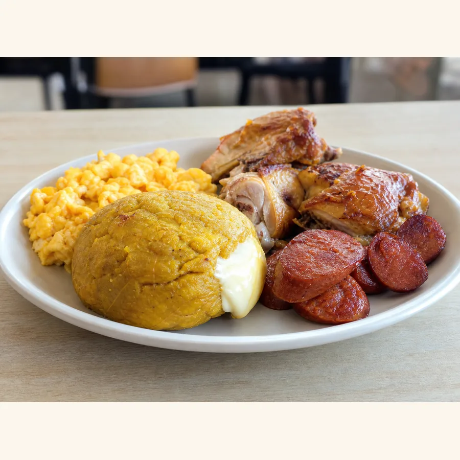 Foto de Bolón con queso, huevos, pollo y salchicha